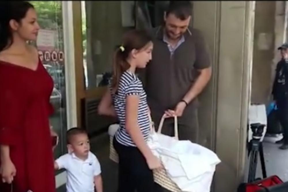 VLADA MANDIĆ IZVEO ĆERKU IZ BOLNICE: Ženu iznenadio buketima cveća, a sa njim je bila i prava EKIPA! (VIDEO)