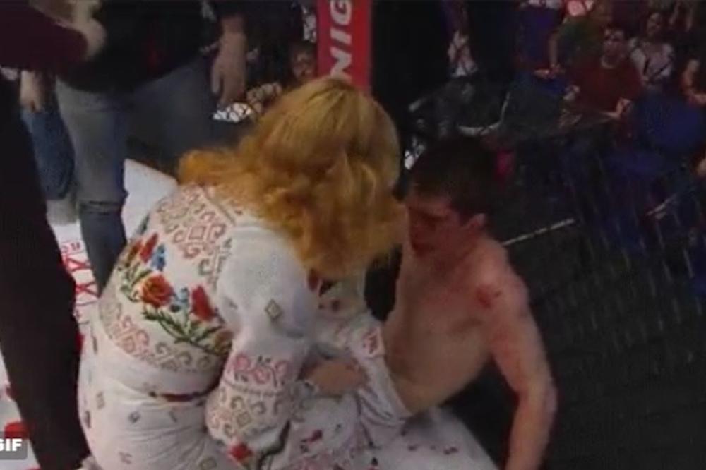 POPIO NOKAUT, PA DOŽIVEO JOŠ GORU SRAMOTU: Njegova majka uletela u oktagon i našamarala ga pred svima! (VIDEO)