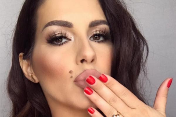 KAKVE NOGE SEKA IMA! Majčinstvo joj svakako prija, a njeno telo u minijaturnom ŠORTSU je WOOOW! (FOTO)