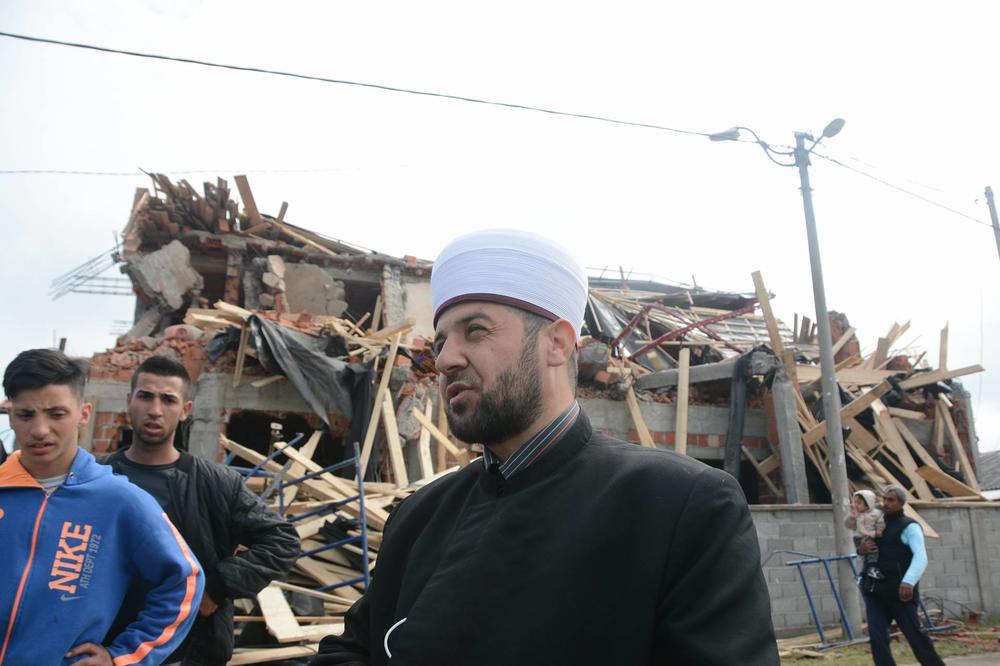 POLICIJA JE SKAKALA PO MENI, REKLI SU MI "ODRAĆEMO TE": Muftija Emin Zejnulahu pokušao da odbrani MOLITVENI DOM!