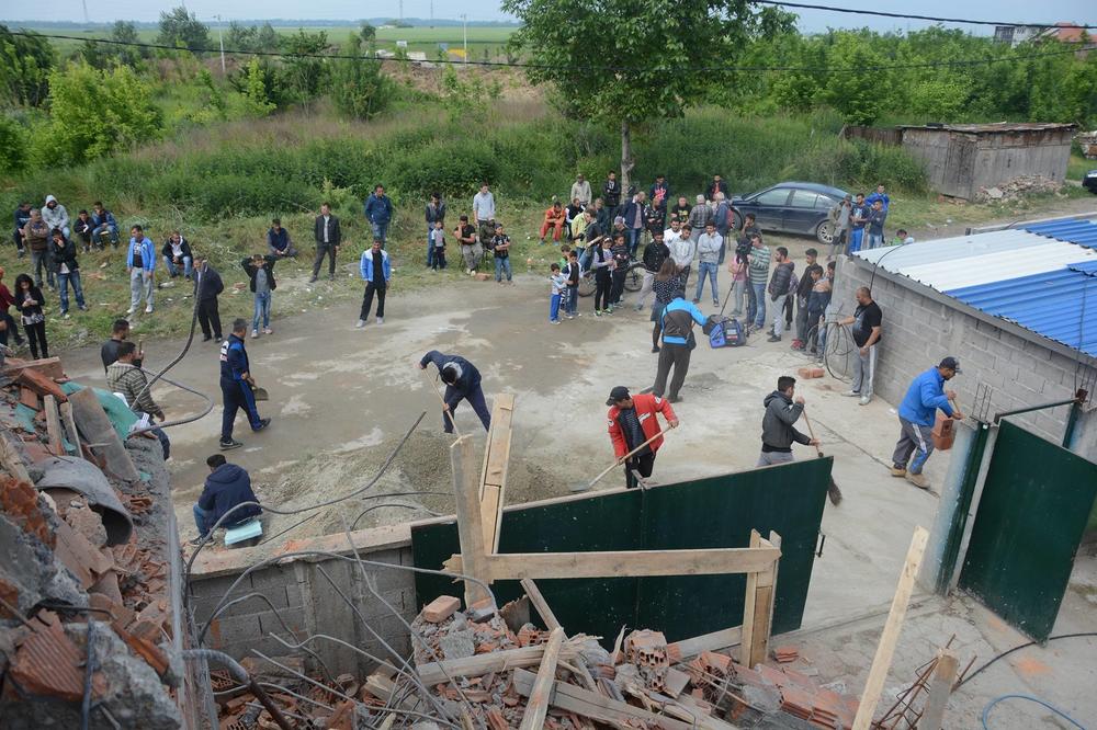 SRUŠEN MOLITVENI DOM U ZEMUN POLJU: Ljudima isključili struju dok su rušili u 3 ujutru, danas se mole na ulici! (UŽIVO)