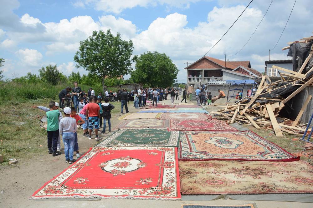 OGROMNI POLICAJAC NAS JE PSOVAO, DRŽAO SE ZA KRST: Ljudima su srušili molitveni dom a tvrde da su ih usput i VREĐALI! (VIDEO)
