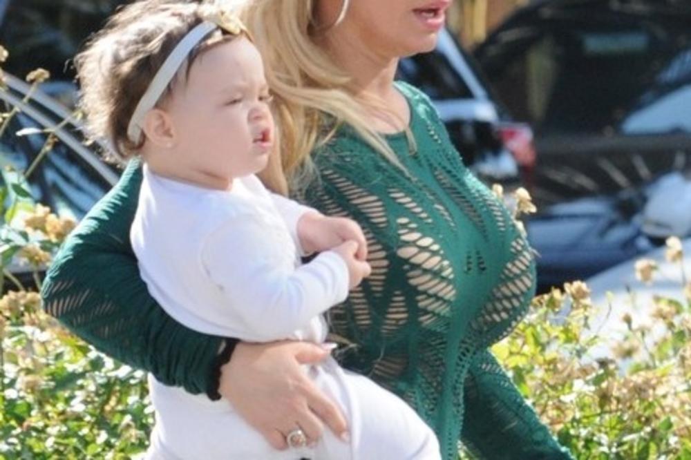 KADA SU VIDELI LICE DEVOJČICE, PAPARACI SKLONILI APARATE: Ćerka (2) poznatog para sva u modricama! (FOTO)