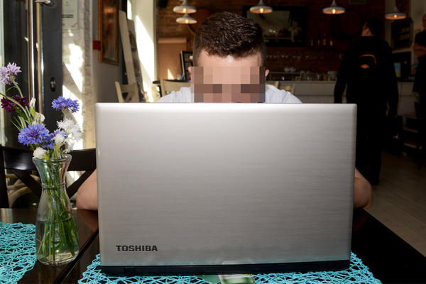 GLEDAM FILMOVE ZA ODRASLE I U KAFIĆU, SAMO OKRENEM LAPTOP KA ZIDU: Priča seksualnog zavisnika je preteška