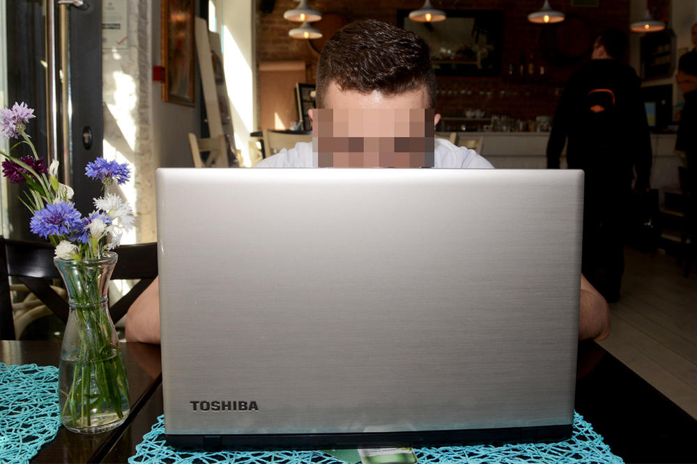 GLEDAM FILMOVE ZA ODRASLE I U KAFIĆU, SAMO OKRENEM LAPTOP KA ZIDU: Priča seksualnog zavisnika je preteška