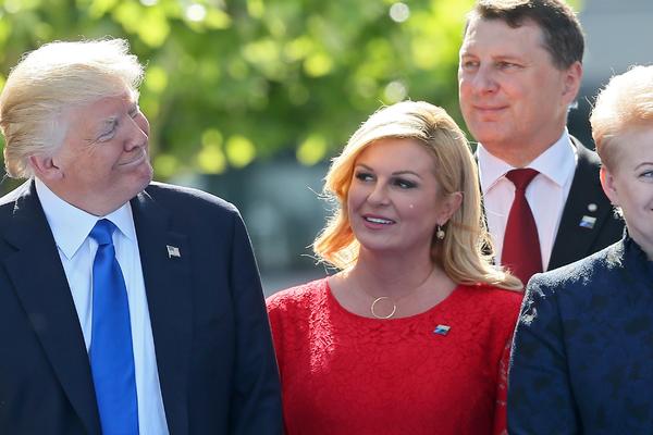 Eeee, da me neko gleda ko Kolinda Trampa! HRVATSKOJ PREDSEDNICI CEO REGION UMIRE OD SMEHA! (FOTO)