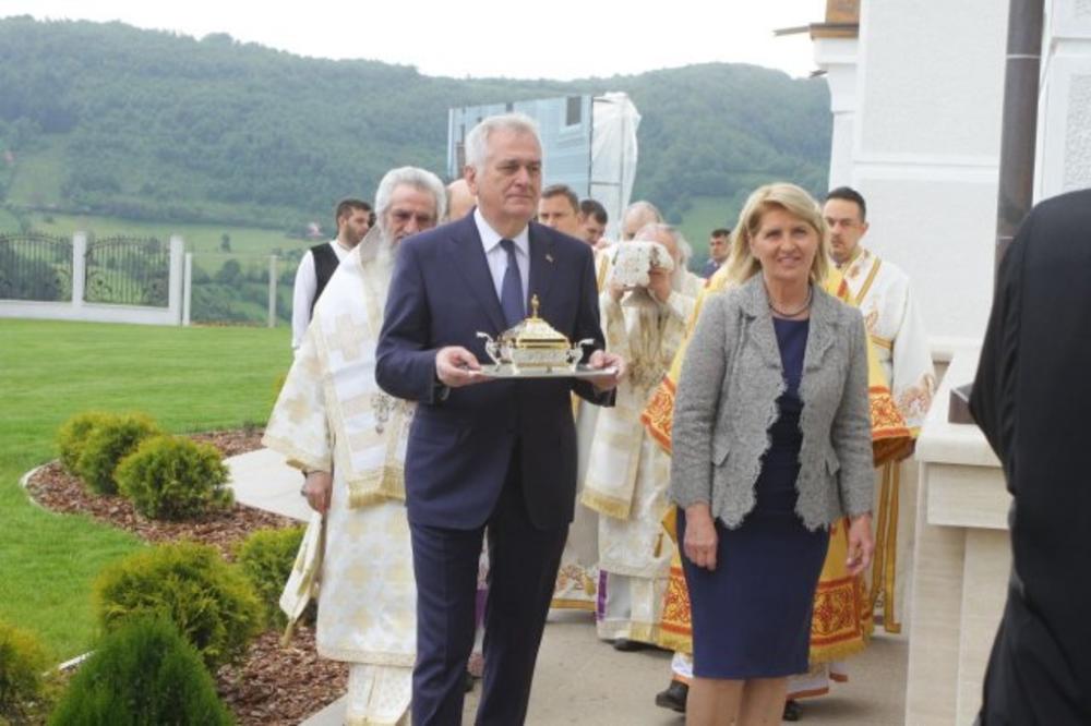 Osveštana TOMINA CRKVA OD MILION EVRA, njegov lik biće na IKONI: U Bajčetini ogroman broj ljudi, patrijarh Irinej služio liturgiju! (VIDEO)