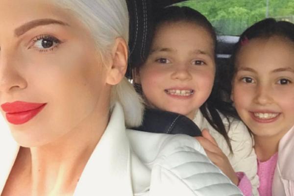 NIJEDNO DETE U SRBIJI OVO NEMA: JK se pohvalila preskupim poklonom, a on je specijalno pravljen za Atinu i Niku! (VIDEO)