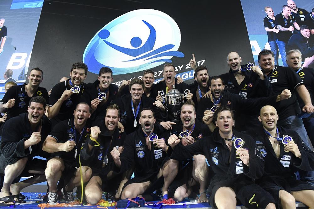 PRVO PA MUŠKO: Živko Gocić sa kolonijom Srba u Solnoku osvojio prvi trofej kao trener - KUP EVROPE!