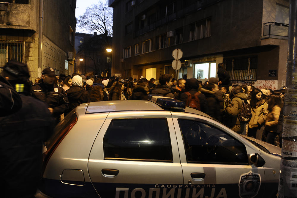 BABA posle svađe PREGAZILA DEČKA u Prokuplju: Htela da skoči kroz prozor kada je došla policija