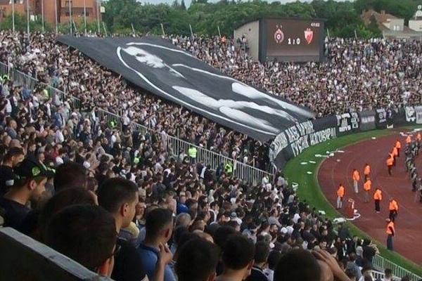 POBEDNIK NAĐE NAČIN: Grobari odali počast ubijenom vođi velikom šetalicom na Jugu! (FOTO)