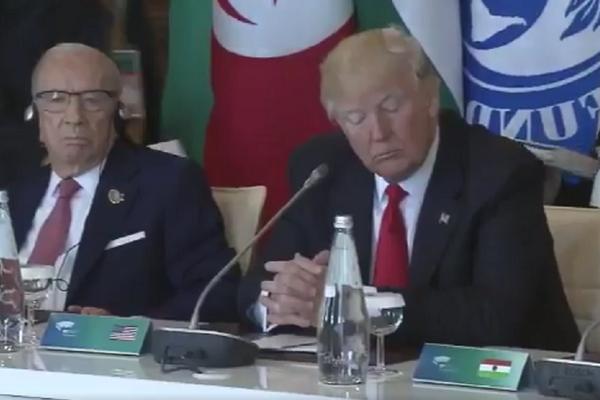 TRAMP SPAVA DOK PREMIJER ITALIJE DRŽI GOVOR: Slušalica bez, zatvorenih očiju, ceo svet bruji o novom skandalu! (VIDEO)