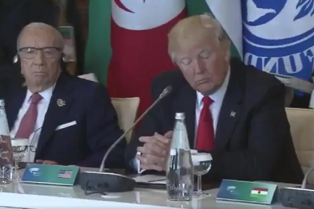 TRAMP SPAVA DOK PREMIJER ITALIJE DRŽI GOVOR: Slušalica bez, zatvorenih očiju, ceo svet bruji o novom skandalu! (VIDEO)