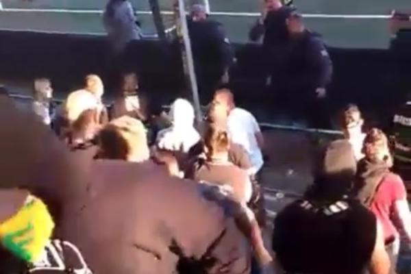 TAKO TO RADE PRAVA BRAĆA! Dušmani skinuli zastavu KOSOVO JE SRBIJA, slovački ultrasi NAPRAVILI LOM na tribini! (VIDEO)