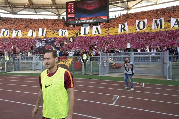 Rim je poplavljen suzama navijača Rome... Zbog Princa je na Olimpiku i beton zaplakao! (VIDEO)