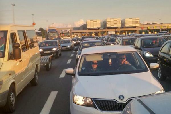 GUŽVA ZBOG RADOVA NA PUTU! Kod nove naplatne rampe u Vrčinu neviđeni saobraćajni kolaps zbog PUTARA! (VIDEO)