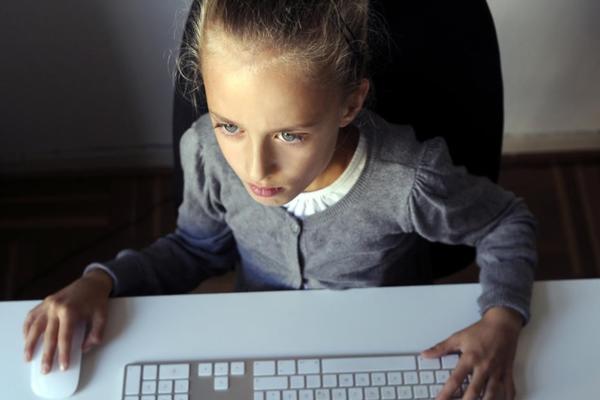 Devojčici iz Šapca drugarica pretila SMRĆU na JUTJUBU! Majka otkrila detalje nezapamćenog internet nasilja!