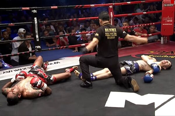 Nikad viđeno u istoriji boksa! Nokautirali jedan drugog u istoj stotinki! (VIDEO)