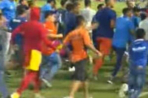 SRAMNA TRAGEDIJA! Najmanje pet osoba poginulo u stampedu navijača, a onda je oskrnavljeno sećanje na njih! (VIDEO)