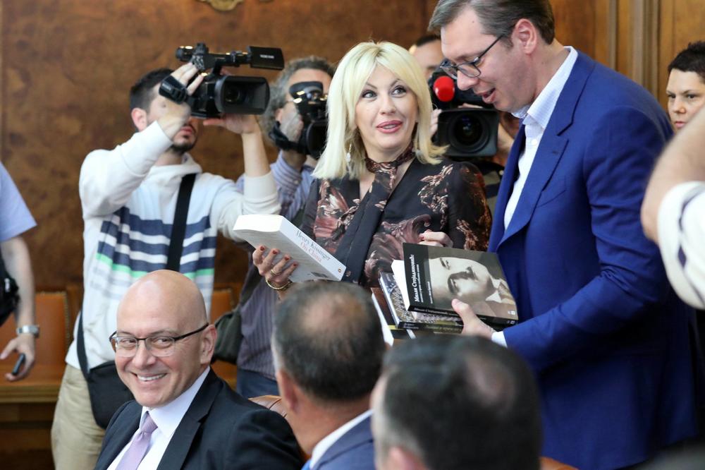 VUČIĆ PODELIO KNJIGE MINISTRIMA ZA RASTANAK, a da li je jednim poklonom nagovestio KO ĆE GA NASLEDITI? (FOTO)