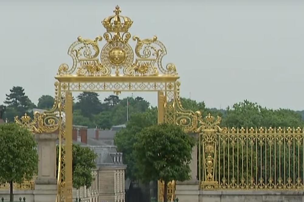 I VERSAJ EVAKUISAN NAKON LUVRA: Dojavljena BOMBA, tenzije u Frencuskoj NE JENJAVAJU!