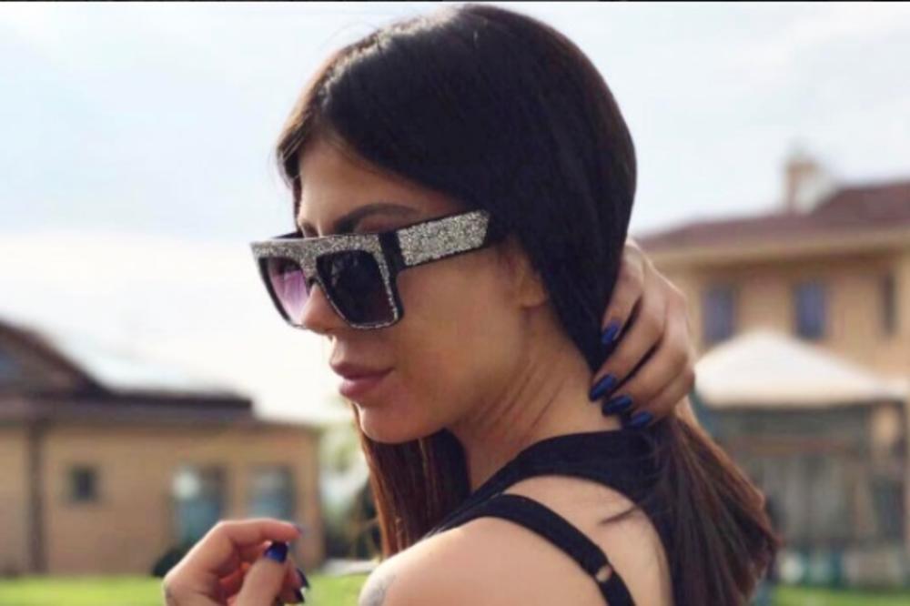 ISTETOVIRANA I SEKSI : Skinula se žena našeg najboljeg KOŠARKAŠA, a fanovi poručuju: Hoću da ti glancam patike...