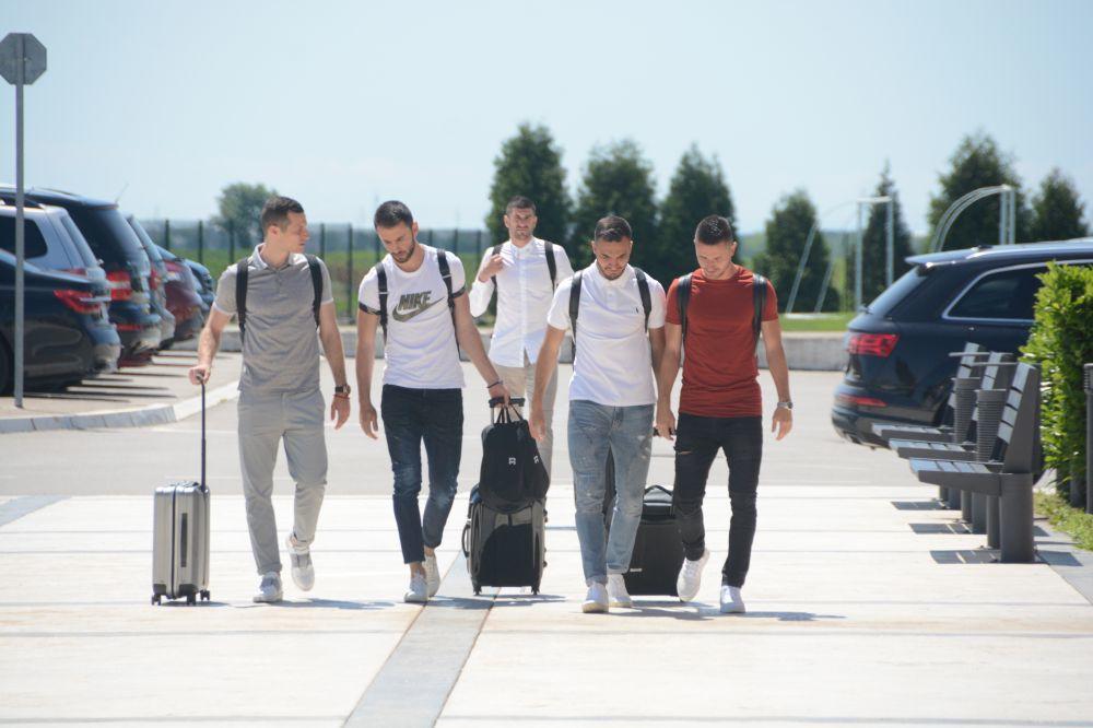 VOZE ZVERI, A KAKVE KRPICE FURAJU? Kežual zonfić, pomalo i svadbarski, zlatne zvezdice na kragni, ali šta je, bre, ovo? Sokne ili štucne? (FOTO) (ANKETA)