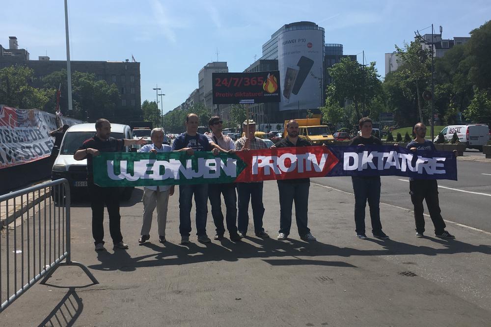 PRSLI SU NAČISTO! Na protest protiv Vučića došli Džo bagerista, Mira lutkarka i njih još desetak! (FOTO)