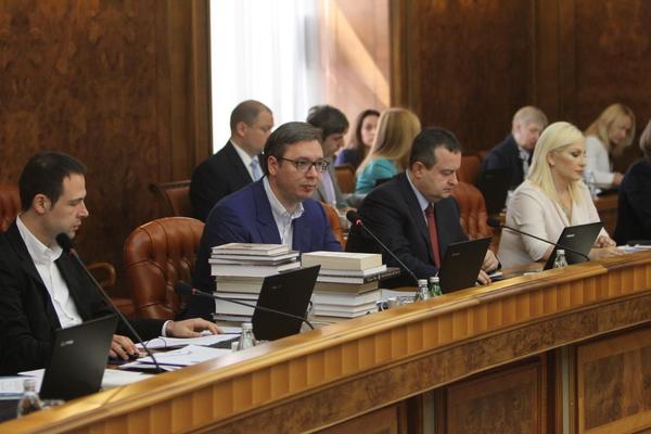 Juče je Vučić delio knjige ministrima, ali je i on dobio poklon: Ovo je knjiga koju mu je darovao Dačić! (FOTO)