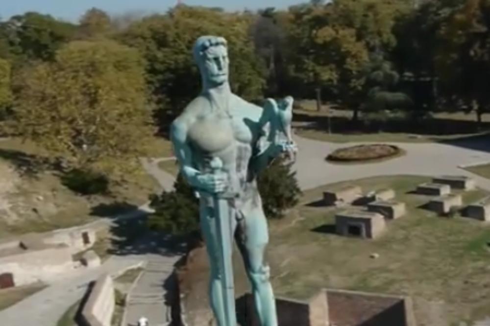 FOTKA GODINE! Znate kako izgleda BG pobednik, ali njegov lik IZBLIZA do sada niste videli! Evo prilike! (VIDEO)