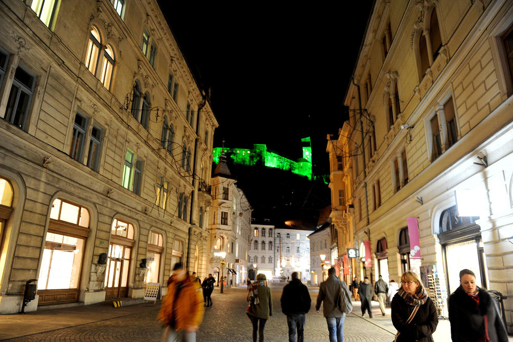 PROSEČNA PLATA U OKTOBRU 1.122 EVRA: Stigli podaci iz zavoda za statistiku