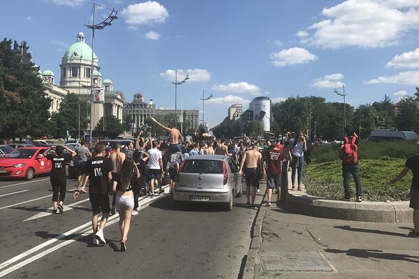 MATURANTI BLOKIRALI BEOGRAD: Trubači, kupanje u fontani i baklje na sve strane! (FOTO) (VIDEO)