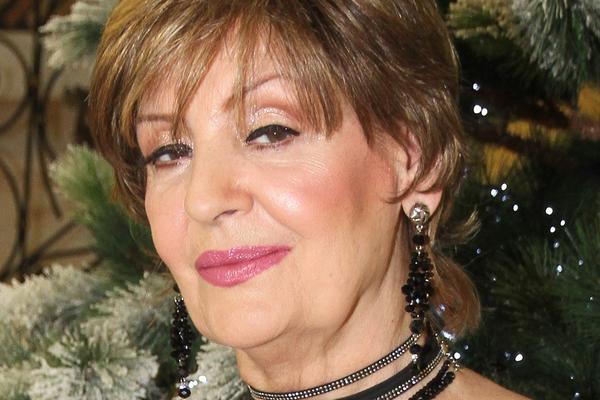 UZMITE ČAŠU VODE OD OVOGA VAM NEĆE BITI DOBRO! Pogledajte šta Lepa Lukić radi sa maskom u svojih 80 godina!