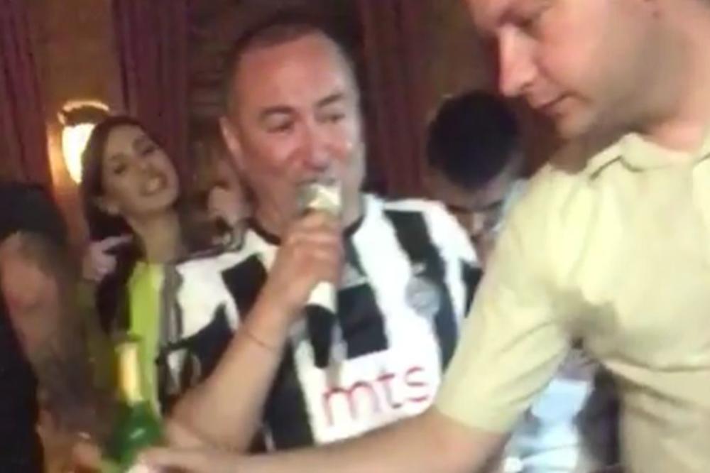 EKSTAZA NA KUB: Đani u Partizanovom dresu peva na uvce bivšem reprezentativcu za koga nismo znali da je Grobar! (VIDEO)