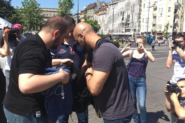 PRETRESAJU I UDALJAVAJU UČESNIKE PROTESTA PROTIV VUČIĆA! Ova scena ispred Skupštine iznervirala je mnoge! (FOTO)