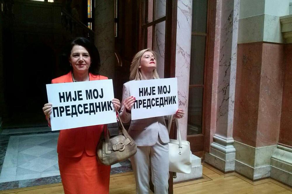 SANDA I DIJANA IMAJU PORUKU ZA VUČIĆA: I ne, neće mu se svideti! (FOTO)