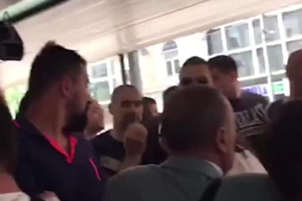 RUŽNE REČI, PA FIZIČKI SUKOB NA TERAZIJAMA! Vučićeve pristalice i protivnici izazvali haos, tu se zatekao i Zoran Živković! (VIDEO)