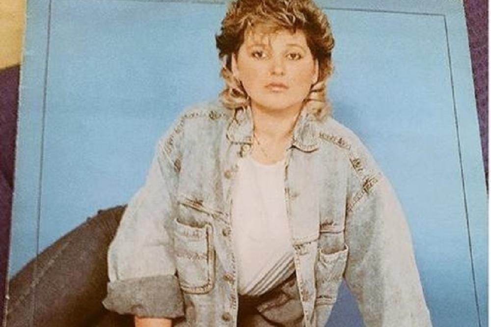 Govori četiri jezika! Ova estradna ćerka je potpuno drugačija od drugih: Majka joj je PEVAČICA koja se udala za FUDBALERA, a ona je INTELEKTUALAC (FOTO)