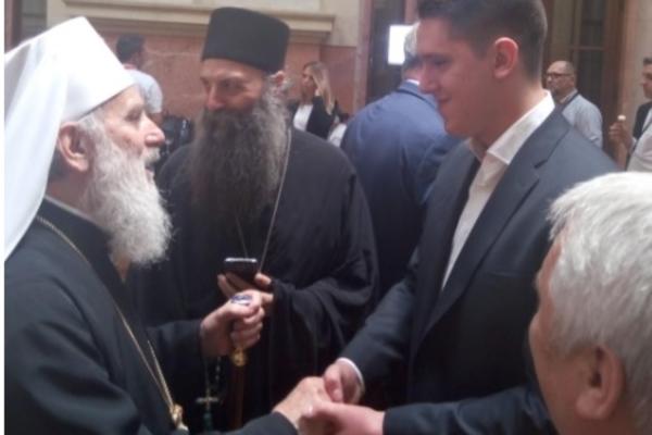 VUČIĆEV SIN U DRUŠTVU PATRIJARHA: Danilo došao da podrži oca, novog predsednika Srbije (FOTO)
