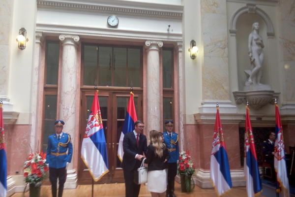HIT NA CEREMONIJI: Dok je Vučić primao čestitke ambasadora, ova narodna pesma je išla u pozadini! (VIDEO)