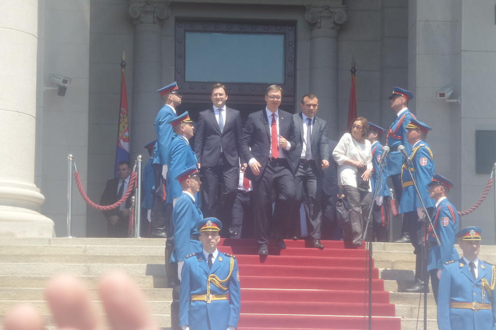 DAJTE MU KRUNU, DAJTE CARU KRUNU! Čovek se probio kroz nekoliko prstenova Vučićevog obezbeđenja i počeo da viče iz sveg glasa! (VIDEO)