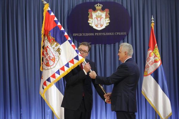 HILJADE LJUDI MU JE KLICALO: Vučić preuzeo dužnosti od Tome, PA POLJUBIO SRPSKU ZASTAVU! (VIDEO)