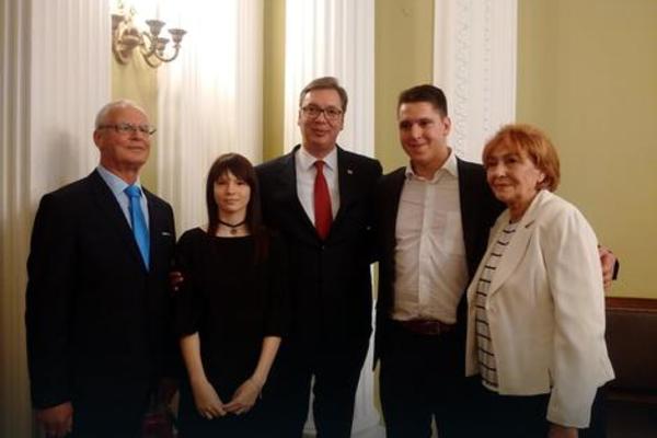 FOTO GODINE: Vučića su najmiliji podržali na novom radnom mestu. Ipak, neko je falio... (FOTO)