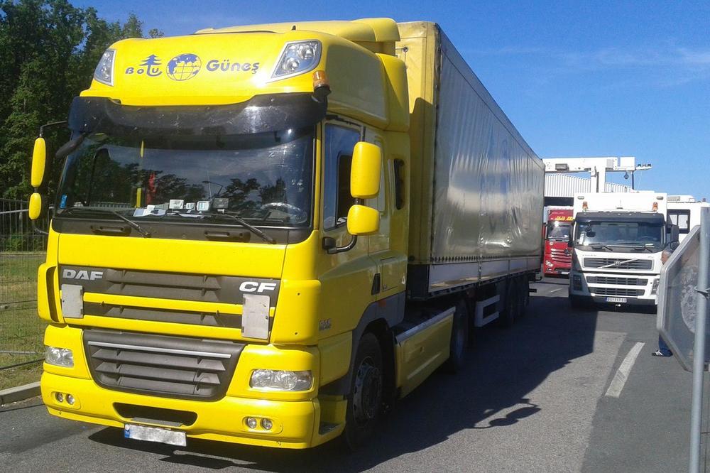 HTELI KRIŠOM PREKO ŠIDA: Migranti se krili među LUBENICAMA!