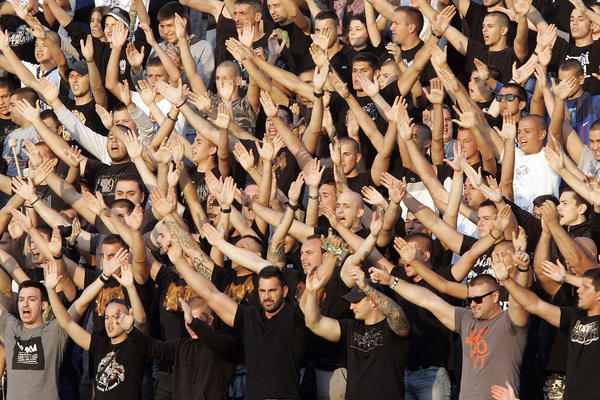 Frka u Humskoj! Varvari se bunili, Grobari poskakali, pa ih žestoko izvređali! (VIDEO)