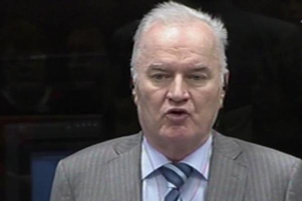 DOK GA JE CEO SVET TRAŽIO, ON SE PROVODIO U GUČI! Nikad viđena slika Ratka Mladića iz provoda sa suprugom i prijateljima! (FOTO)