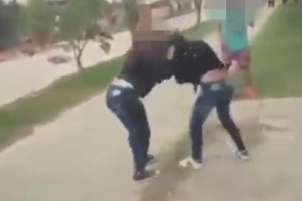 NASILJE U ŠKOLI: Devojka izbodena nožem u tuči, drugovi sve snimili! (UZNEMIRUJUĆI VIDEO)