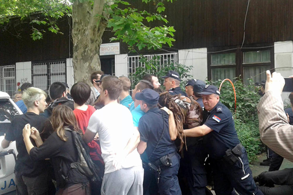 DRAMA NA DEDINJU: Samohranu majku izbacili iz stana posle 25 godina, GRAĐANI SE TUKLI S POLICIJOM! (FOTO)