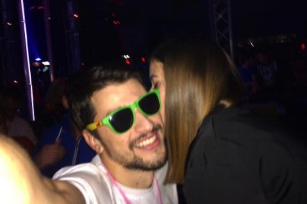 VIŠE SE NE KRIJU: Viktor Savić i glumica nikad zaljubljeniji, na Umagu uživaju u ljubavi! (FOTO)