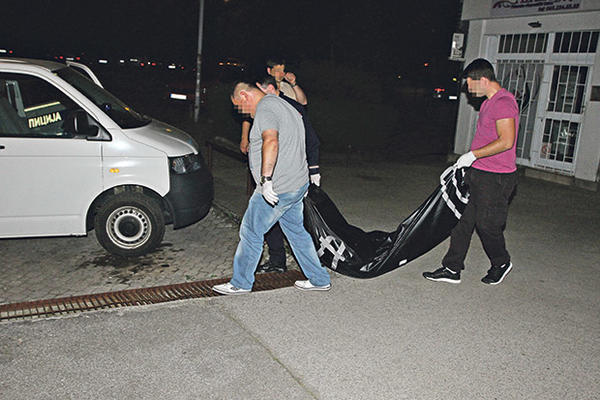 STRAHOTA NA VIDIKOVCU: Narkoman iskasapio nožem rođenu majku, pa pobegao! (FOTO)